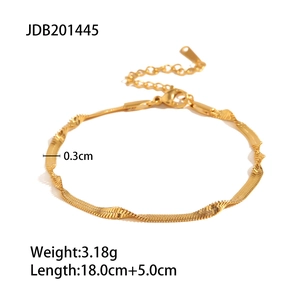 Macro shot of 18K gold plated stainless steel twisted chain bracelet with measurements