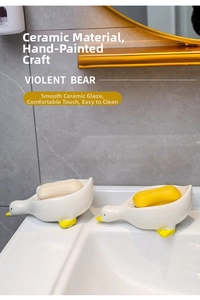 Gros plan détaillé du porte-savon en céramique en forme de canard pour la salle de bain.