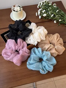 Vista dettagliata di grandi elastici in organza in cinque colori eleganti su un tavolo