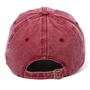 Dettaglio cappellino in cotone lavato bordeaux con fibbia posteriore in metallo bronzato