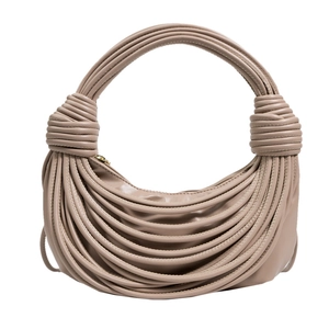 Dettaglio del design intrecciato a nodi e della finta pelle beige sulla borsa hobo