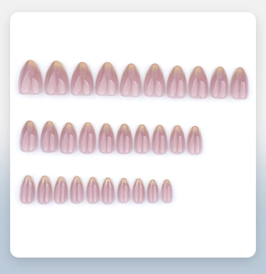 Détail de 30 faux ongles amande avec dégradé nude et pointes dorées pailletées scintillantes