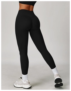 Vue détaillée du legging de yoga à taille haute croisée avec coupe galbante fessier