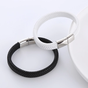 Bracciali classici in pelle intrecciata bianchi e neri con chiusure magnetiche in argento
