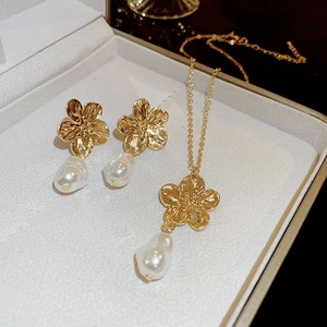Vintage gold metallic flower and baroque pearl necklace earring set in jewelry box