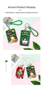 Details von Weihnachts-Kartenhaltern mit Weihnachtsmann-Motiven und bunten Schlüsselbändern