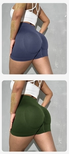 Dettaglio degli shorts da yoga a vita alta push-up in tessuto a maglia a coste senza cuciture