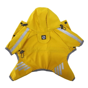 Détail d'imperméable jaune pour chien avec bandes réfléchissantes et capuche ajustable