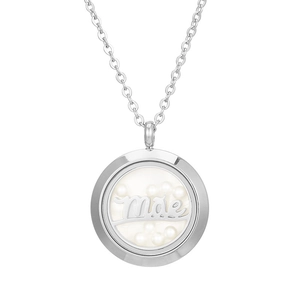 Silver round pendant necklace with Mãe lettering and pearls for Mother's Day