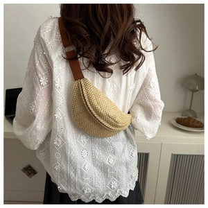 Vue arrière d'un mini sac de poitrine en paille tressée avec bandoulière brune