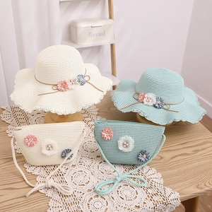 Détail de l'ensemble chapeau de paille et sac avec dentelle florale et perles