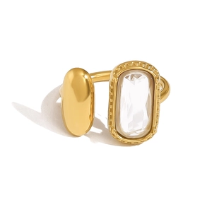 Détail d'une bague plaquée or 18 carats avec zircon rectangulaire et élément ovale