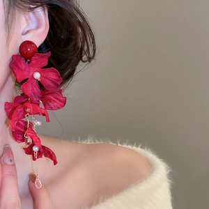 Nahaufnahme vintage roter Blumen-Ohrringe mit weißen Perlen und Kristallanhängern