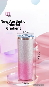 Détail d'un gobelet pailleté de 20oz avec dimensions 7,3 cm de large et 20,5 cm de haut
