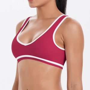 Vue latérale d'un soutien-gorge de sport bordeaux avec passepoil blanc et col en U profond