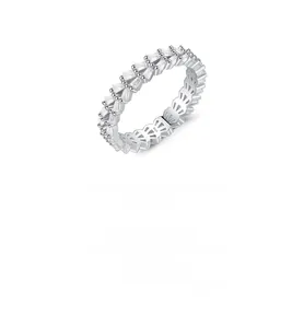 Dettaglio dell'anello in argento S925 con pavé di zirconi cubici a taglio rettangolo