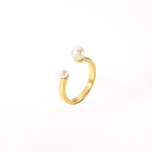 Detail eines 18K vergoldeten Edelstahlrings mit zwei weißen Kunstperlen Besatz