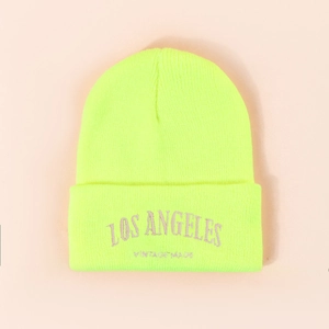Détail de la broderie Los Angeles sur un bonnet en tricot vert néon de style vintage