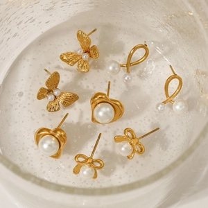 Élégantes boucles d'oreilles en acier doré avec perles en forme de cœur et papillon