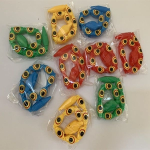 Flexibele plastic speelgoedslangen in diverse kleuren met individuele verpakking