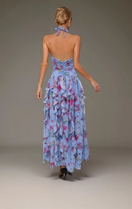 Detail von Rüschensaum und rückenfreiem Neckholder-Design am blauen Blumenkleid