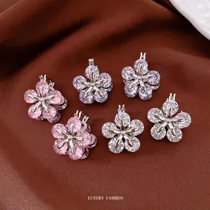 Boucles d'oreilles fleurs en zircone rose, violette et claire sur fond velours