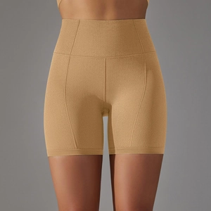Dettaglio della trama a nido d'ape senza cuciture dei pantaloncini yoga marroni a vita alta