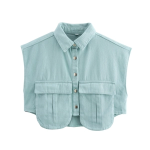 Dettaglio del gilet di jeans verde menta con tasche cargo e chiusura con bottoni in metallo