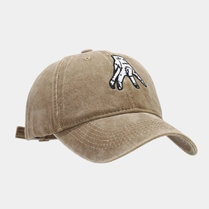 Détail macro de casquette de baseball en coton lavé kaki avec broderie de geste