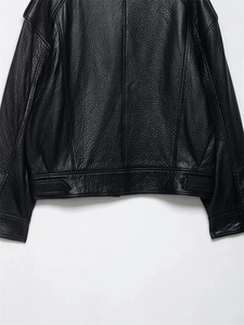 Detailaufnahme einer schwarzen PU-Lederjacke mit Kieseltextur und präziser Naht