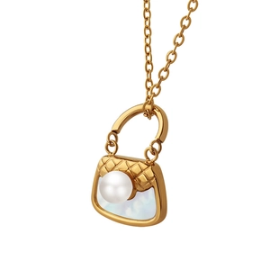 Collier avec pendentif sac à main doré, texture matelassée, perle et incrustation nacre