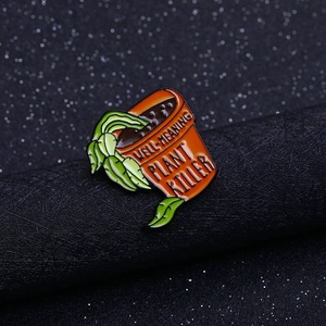 Pin's émaillé Well-Meaning Plant Killer avec plante fanée dans un pot orange