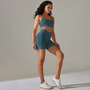 Dettaglio della trama a coste senza cuciture dei pantaloncini a vita alta e reggiseno sport