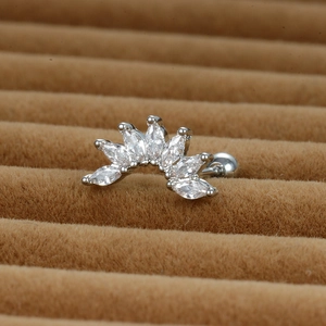 Vue macro d'un piercing hélix en argent avec sept zircons taillés en marquise