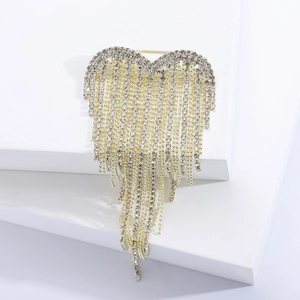 Lussuosa spilla a cuore dorata con nappe di strass brillanti su sfondo bianco