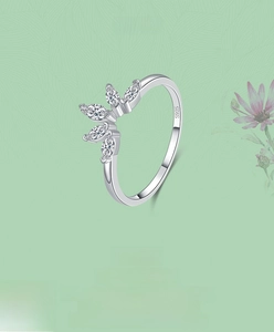 Dettaglio macro dell'anello a corona in argento sterling S925 con zirconi marquise