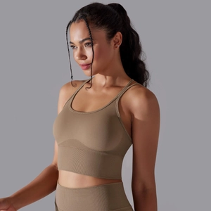 Gros plan du soutien-gorge de sport sans couture côtelé taupe avec encolure en U extensible