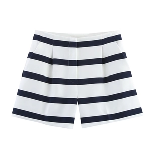 Détail du short à rayures noires et blanches avec poches latérales et taille haute