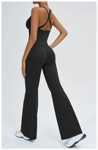 Détail du haut de yoga dos croisé et leggings évasés taille haute en tissu noir extensible