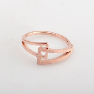 Bague ouverte double couche en or rose avec carrés géométriques et finitions dépolies mates