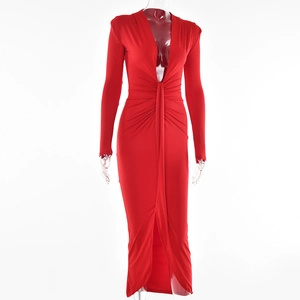 Détail d'une robe rouge à col en V profond avec taille ajustée plissée et fente frontale