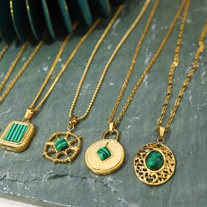 Colliers vintage plaqués or 18 carats avec pendentifs en malachite verte de formes variées