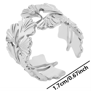 Détail de la bague feuille de ginkgo argentée avec étiquette de taille 1,7 cm