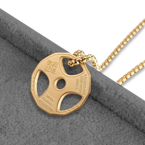 Collier avec pendentif disque d'haltère doré et gravure fitness sur boîte en velours