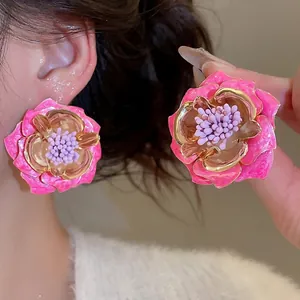 Boucles d'oreilles fleurs en émail rose avec bord doré et étamine violette