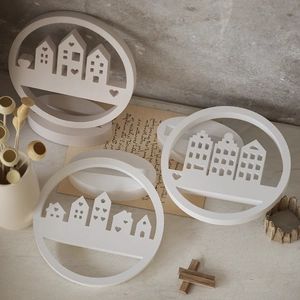 Molde de resina con silueta de casa navideña blanca y letrero decorativo de madera