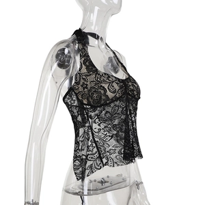 Détail de caraco en dentelle florale noire avec texture transparente sur un mannequin de mode