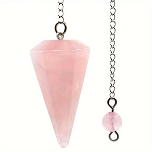 Vista de primer plano del péndulo de cuarzo rosa hexagonal con cadena de plata y perla