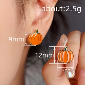 Realistische orangefarbene Kürbis-Ohrstecker für Halloween mit Emaille und Goldplatte