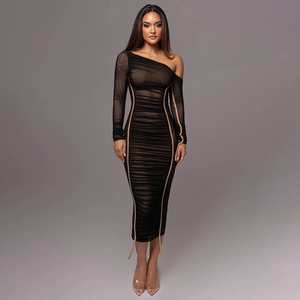 Détail d'une robe moulante en tulle noir avec épaule dénudée et rayure latérale froncée
